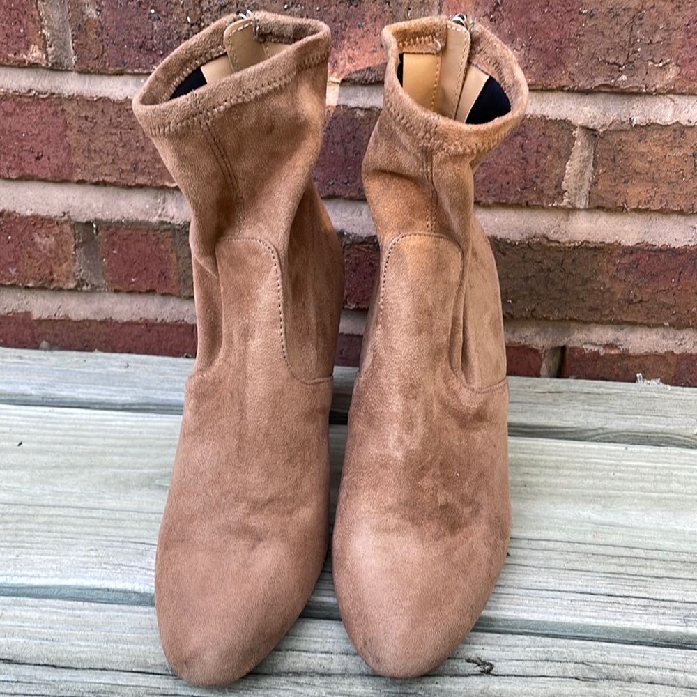 Used Steve Madden Brisk (Tan to Cogna) Suede  ankle booties size 7.50.